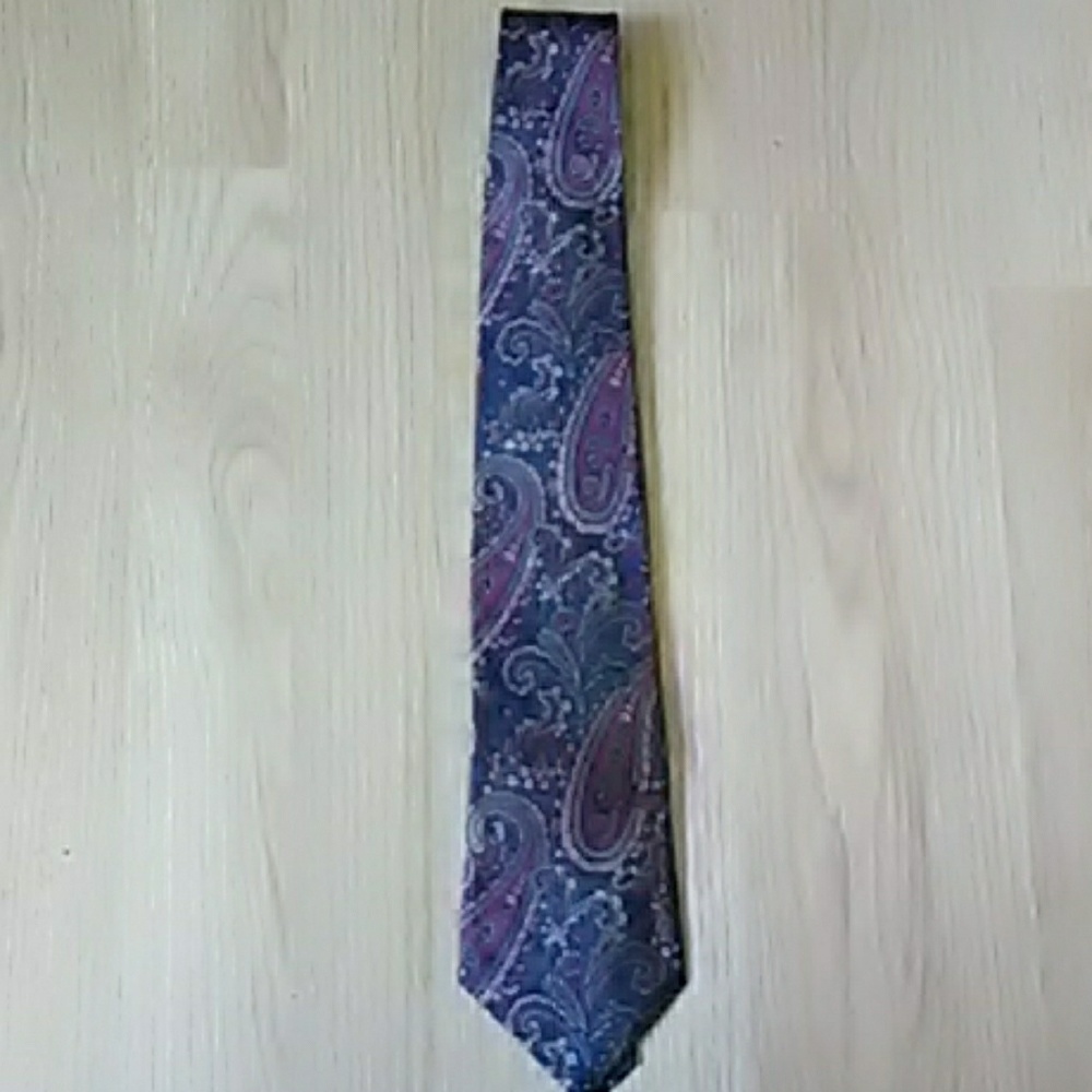 Enrico Guccini 100%  silk Paisley tie